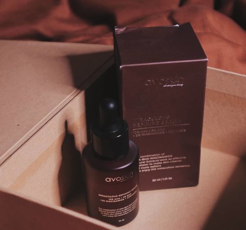 Let me share you guys a product that, well, took some time to process but in the end it give you amazing result
.
@avoskinbeauty Miraculous Refining Serum
This serum contains 10% Alpha Hydroxyl Acid (AHA - Glycolic), 3% Beta Hydroxyl Acid (BHA - Saliclic Acid), 2% Niacinamide, dan Ceramide.
It's an exfoliate serum that helps exfoliating dead skin cells and trigger skin cell regeneration to make skin look brighter and smoother skin and more even skin tone
.
I've used this serum for a month, and I've posted the full information and review on my blog. Kindly check em out
.
.
#avoskin #avoskinbeauty #TheMiracleforSkin #PesonaCantikAlami #sociolla #socoid #beautyjournal #beautyreview #honestreview #sponsoredreview #cchannelid #potd #potdindo #vscocam #vsco #vscophile #vscogrid #peoplescreatives #igdaily #instadaily #instastyle #photooftheday #justgoshoot #vscogood #clozetteid #snapseeddaily #photoshoot #exploretocreate #vscodaily