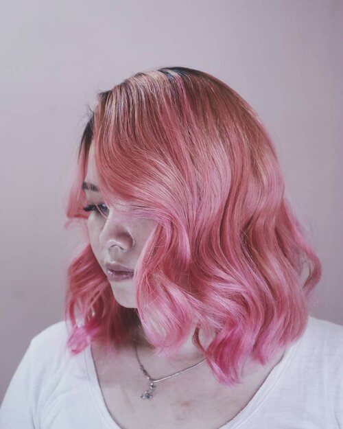 🌸Finally decided to paint my hair pink (again)Been wanting this color since april. So happy now I get it.Special thanks to mas @oong_hairdresser for patiently bleached my hair in 2 sessions, so it won't damaged. Also @pulpriotindonesia for this such great color. I've prepared tutorial vids that I'll upload on my YouTube channel soon. It's so long😣.....#clozetteID #pinkhair #deeshairjourney