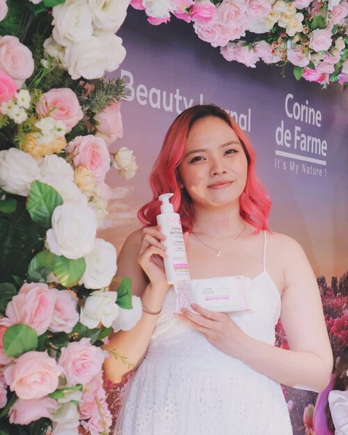 Finally, posted a full review of this amazing new products from @corinedefarme_id.Last week I was invited by @corinedefarme_id and @beautyjournal to attend their launching event of this Makeup Remover Wipes with Micellar Lotion and Micellar Cleansing Lotion. I got the chance to try out their makeup remover wipes. It works truly amazing for my acne-prone and very bery sensitive skin. Didn't have any allergic reaction nor irritation cos Corine de Farme use 95% natural formula. Kindly read my full review on my blog❤️ direct link on bio.......#micellarwipes #micellarlotion #corinedefarmexbeautyjournal #beautyjournal #corinedefarme #sociolla #clozetteID #pink