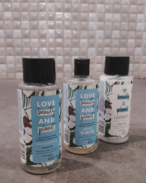 So happy finally aku bisa coba product yg lagi hype (semoga blm telat).
Disini aku lgsg dapet Shampoo, Conditioner and Body Wash. I choose the blue variant with Coconut Water & Mimosa Flower, that helps to add volume to the hair.
.
They claim to be Vegan, the bottle itselft made from recycled materials, no animal testing, plant based ingredients, no silicones, parabens, added dyes and guilt.
.
Ini first impression aku yah:
Shampoo nya beneran wangi banget berasa wangi coconut sama mimosa flower nya, ukuran 400ml cukup banyak untuk shampoo harga dibawah 70rb. Waktu dipake di rambut, lembut parah, ga ada cerita ketarik2, note that my hair is quite dry and suka kusut, busanya pun cukup banyak. They have SLS tho.
Conditioner nya buat aku yg suka pake condi biasa ini kurang banget😣 ga heran sih, jd kurang moisturizing to the hair so I have to add my usual condi, baru jd super lembut banget rmbutnya.
Body Wash walaupun sama coconut and mimosa tp wanginya beda, and aku suka pake dikit aja bisa lgsg buat 1 badan so ukuran 400ml pun bakal irit banget. Gampang berbusa nya and wangi nya calming
.
I have to say for this first impression aku suka shampoo and bodywash nya. Untuk ukuran harga menurutku ini affordable banget, bener2 dibawah 70rb smua itu harga normal nya
.
Gih harus cobaaaa.. aku pgn dapetin body lotion nya juga💙 nyusul.
Suka lah pkknya @lovebeautyandplanet_id
Review lengkapnya (semoga) menyusul
.
.
.
#lovebeautyandplanet #lovebeautyandplanetid #shampoo #conditioner #bodywash #clozetteid #theshonet #cchannelid #sociolla