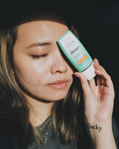 Kalian tahu kan seberapa pentingnya sunscreen untuk wajah kita? Kita perlu banget pake sunscreen dan sangat disarankan untuk memakai sunscreen di dalam atau diluar ruangan. Aku ga bisa skip sunscreen sekarang, kebetulan aku dikasih kesempatan untuk coba L'Oreal UV Perfect Matte Sunscreen dengan SPF 50 PA++++ LongUVA. And it's now my #sunnymatte.Sunscreen ini punya texture yang sangat ringan walau berbentuk cream dan memiliki SPF yang cukup tinggi. It said to have an oil-control formula jadi memang dibuat untuk kulit yang berminyak dan acne-prone macam aku ini, tapi cocok juga buat jenis kulit lain. it's also fresh, ga lengket dan cepat menyerap dan punya matte finishing.Namun sayangnya oil control nya didn't really work much for my skin, but! one thing I love about it, AKU GA JERAWATAN abis pake ini. Biasa kulitku sangat-sangat ribet dengan yang namanya sunscreen, makanya aku ga bisa pake macem-macem. dan agak sceptical awalnya but my doubt is wrong!.cream nya juga lembut dan punya scent yang subtle. Aku suka banget ga ganggu gitu pas dipakai ke wajah. it will protecting your skin up to 12 hours.Hebatnya lagi, kalian bisa pake ini sebagai primer sebelum makeup! Ga perlu ribet-ribet pake primer lagi deh! Efisien banget!Banyak temen-temenku yang ternyata juga cocok! Kalian juga coba deh!Go check @sociolla yah lagi promo nihh!!!.#sociolla #loreal #lorealparis #deeshairjourney #cchannelid #potd #potdindo #vscocam #vsco #vscophile #vscogrid #peoplescreatives #igdaily #instadaily #instastyle #fashionblogger #photooftheday #justgoshoot #vscogood #clozetteid #snapseeddaily #snapseed #photoshoot #exploretocreate #vscodaily #love