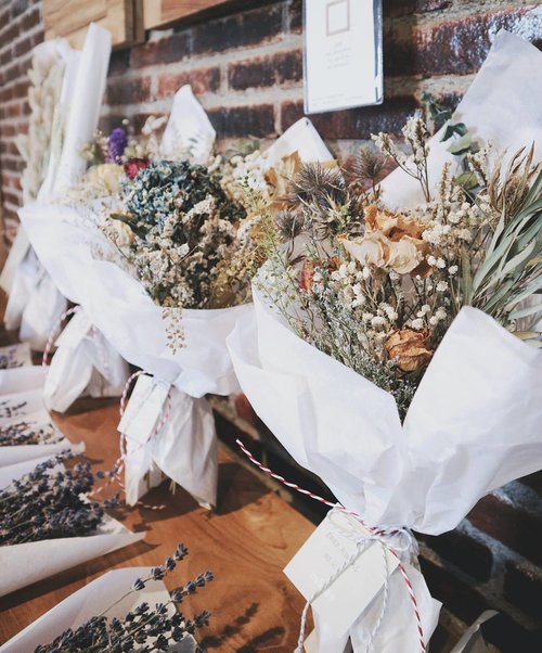 Flowers should be every girl's essential. Loving @monzefloristry dried flower bouquet.........#potd #potdindo #vscocam #vsco #vscophile #exploretocreate #vscogrid #peoplescreatives #photoshoot #igdaily #vscodaily #instadaily #instastyle #beautyblogger #fashionblogger #photooftheday #outfitoftheday #justgoshoot #vscogood #snapseed #snapseeddaily #beautyblogger #femaledaily #photography #canoneosm3 #canonm3 #beauty #clozetteid #flowerbouquet #driedflowers