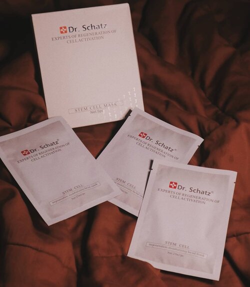 I want to share something extraordinary mask! Say Hello to @drschatz Stem Cell Regeneration Moisturizing Facial Mask.
Buat yang belum tau, @drschatz ini dari Switzerland. Masker dgn bahan aktif stem cell dan Hyaluronic Acid yg secara aktif membantu kulit menjadi lebih kenyal, lembab, dan kaya akan antioksidan
.
There are alot of benefits from this special mask:
1. Whitening : langsung mencerahkan wajah dari pemakaian pertama dan lebih glowing afterwards.
2. Repair: memperbaiki tekstur kulit yang tidak rata.
3. Neutralizing: membantu menetralkan kulit yang alergi, merah-merah dan bengkak.
4. Moisturizing: sesuai namanya, membantu kukit menjadi lebih halus dan kenyal
5. Anti aging: tighten the skin dan mencegah kerutan
6. Minimize pores dgn pemakian rutin
7. Memudarkan bekas jerawat
8. Mengangkat sel kulit mati
9. Membuat kulit lebih gampang diaplikasikan makeup, makeup pun stay dan tahan lama
.
I've posted my review di instastory di highligh "dr. Schatz", kalian bisa langsung liat before-afternya. 
Di aku perubahan udah terlihat banget pas pertama kali pake. Pas abis pake mask nya, ga gitu ketara banget tapi pagi nya lgsg keliatan bedanya, dipikir matanya yang halu krna baru bangun trnyata emg kulitnya sebagus itu😍 kayak abis treatment dari dokter tp ini ga perlu ke dokter. Wajah jadi lebih glowy, fresh and beneran kenyal. Bahkan sampe jerawat aja mengecil, merah2 memudar jauh, bahkan beberapa bekas jerawat yg pink2 gitu memudar banyak. aku kayak seneng banget wajah ku trlihat super cerah. Whitening effect nya dapet banget!
.
Untuk hasil pasti variasi di wajah orang2 yah. Dari yang aku tau, kalo untuk pengobatan wajah, baru bisa terlihat hasil yang significant setelah 7x, sedangkan untuk maintain, bisa dilakukan 1-3x seminggu.
.
1box isi 5pcs mask bisa untuk 2-3minggu pemakaian (balik lg tergntung masing2 pemakaian pribadi).
Aku seneng banget bsa coba ini, wajahku bener2 langsung keliatan sehat banget dari pemakaian 1x aja, apalagi rutin❤️
Thankyou @drschatz for sending me this goodies. Update bakal aku taro di Story and Highlight
.
.
.
.
#drschatz #drschatzindonesia #beautyreview #facemask #honestreview #sponsoredreview #cchannelid #clozetteid