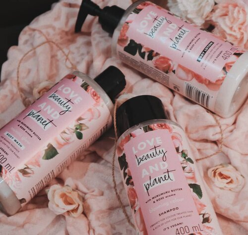 The review's finally UP!
Aku dapet kesempatan untuk coba @lovebeautyandplanet_id
Murumuru Butter and Rose (pink) setelah coba yang Coconut Water and Mimosa flower (blue)
Aku udah review Body Lotion, Body Wash and Shampoo di account @theshonet aku, direct link ada di bio or type linktr.ee/deedeeyoung_.
So far I'm still loving the Blue one but the Pink one isn't that bad tho. Every variant has its different purposes, mine simply liking the blue one better in term of scents💙
Please do stop by my Shonet Review, it means so much to me😘 Thankyou for the efforts and supports. Love you guys❤️
.
Have a superb and lovely day
.
.
.
#lovebeautyandplanet #lovebeautyandplanetid #shampoo #bodylotion #bodywash #clozetteid #theshonet #cchannelid #sociolla #beautyjournal #promogajianlazada #lazadaID #theshonetinsiders #theshonetreview #lovebeautyandplanetmurumurubutterandrose #murumurubutter #rose #coconutwater #mimosa #mimosaflower #review #beautyreview #beauty #selfcare