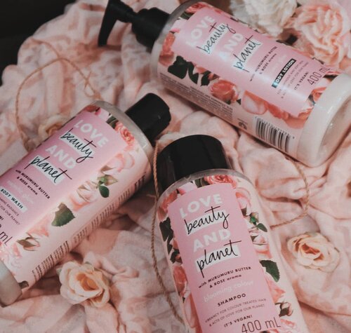 The review's finally UP!
Aku dapet kesempatan untuk coba @lovebeautyandplanet_id
Murumuru Butter and Rose (pink) setelah coba yang Coconut Water and Mimosa flower (blue)
Aku udah review Body Lotion, Body Wash and Shampoo di account @theshonet aku, direct link ada di bio or type linktr.ee/deedeeyoung_.
So far I'm still loving the Blue one but the Pink one isn't that bad tho. Every variant has its different purposes, mine simply liking the blue one better in term of scents💙
Please do stop by my Shonet Review, it means so much to me😘 Thankyou for the efforts and supports. Love you guys❤️
.
Have a superb and lovely day
.
.
.
#lovebeautyandplanet #lovebeautyandplanetid #shampoo #bodylotion #bodywash #clozetteid #theshonet #cchannelid #sociolla #beautyjournal #promogajianlazada #lazadaID #theshonetinsiders #theshonetreview #lovebeautyandplanetmurumurubutterandrose #murumurubutter #rose #coconutwater #mimosa #mimosaflower #review #beautyreview #beauty #selfcare