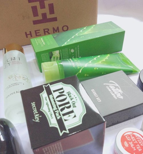 Last week, I got a box of happiness from one and only @hermoid!! I couldn't be happier to show it to you guys what I got for myself from #Hermo. 
I will post it soon on my blog, and of course will give you a lil reviews of the products i'm using. Most of them are skincare that I would love to try but never get a chance before.
Stay tune!!
.
.
#hermoid #clozetteid #clozettedaily #vscocam #vsco #vscophile #exploretocreate #vscogrid #peoplescreatives #photoshoot #igdaily #vscodaily #instadaily #instastyle #likeforlike #photooftheday #potd #justgoshoot #productreview #beautyblogger #indonesianbeautyblogger #bloggerceria #secretkey #apieu #naturerepublic #snapseed #skincare #makeup