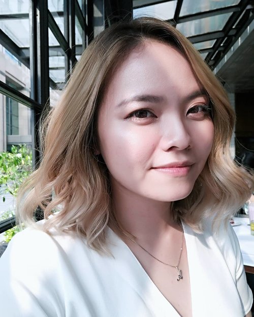 Long time no selfie😣
(Selfie nya sih banyak tp ga di post aja)
Yes! Say hi to my new hair❤️
Thanks to @oong_hairdresser from @hairnerdsstudio for this awesome part 1(of 2) result to become blonde!
My hair has been through alot: 2 times of japanese permanent curl, 2 times bleaching (end of 2017), now 3 times bleaching! It still strong (thanks to @olaplex) just abit dry but not too damaged. 
Can't wait for part 2 on June
.
.
.
.
.
#fotd #vscocam #vsco #vscophile #exploretocreate #vscogrid #peoplescreatives #photoshoot #igdaily #vscodaily #instadaily #instastyle #photooftheday #justgoshoot #clozetteID #vscogood #snapseed #snapseeddaily #clozettedaily #love #smile #naturalmakeup #deehairjourney