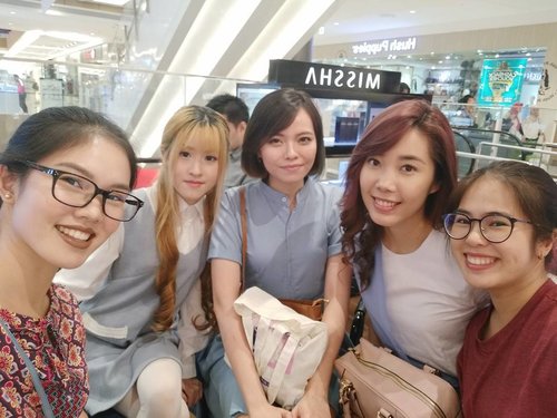 Wefie of us girls at @missha.id's live makeup demo with @miharu.julie and @jesslynlyne last Saturday, with my new #VivoV5Plus.
Thankyou for having me😘
.
.
.
.
.
.
#fotd #fotdindo #vscocam #vsco #vscophile #exploretocreate #vscogrid #peoplescreatives #photoshoot #igdaily #vscodaily #instadaily #instastyle #streetstyle #fashionblogger #style #likeforlike #photooftheday #justgoshoot #pretty #vscogood #clozetteid #clozettedaily #snapdaily #snapseed #snapseeddaily