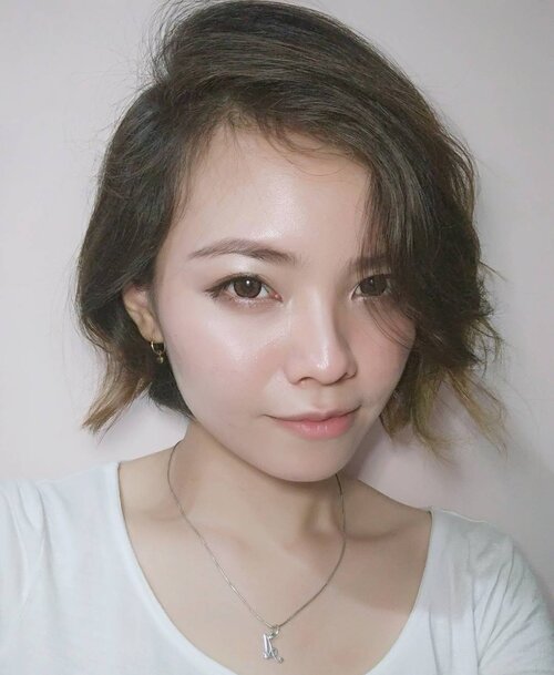 My makeup look for yesterday's event (read: Pantene Baru 2in1 event)
.
Trying out some new foundation cushion and new phone ring light.
My skin isn't flawless, isn't as smooth as in the picture, I won't lie to you.
But yes! After fighting my acne battles for years now, I feel like a winner! 
My skin isn't perfect yet but has no more pimples and acnes, but those​ acnes left me alot of red scars that thankfully could be cover perfectly by foundation (without any bumps)
.
My skin is at its healthiest atm! I'm so happy, I'll probably should write my own acne journey, yes? 
So many things to write but so little time😫 but just you wait, I'll put up new post soon for ya
.
.
#clozettedaily #clozetteid #fotd #fotdindo #vscocam #vsco #vscophile #exploretocreate #vscogrid #peoplescreatives #photoshoot #igdaily #vscodaily #instadaily #instastyle #streetstyle #fashionblogger #beautyblogger #indonesianbeautyblogger #likeforlike #photooftheday #potd #justgoshoot #stylish #snapseed #selfie #selca