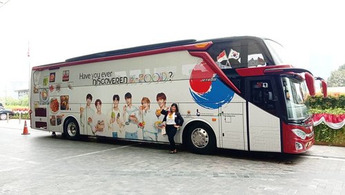 Seru banget deh foto depan bus "Teko Nang Jawa"
Foto ini ketika bus di Jakarta , berkat sibuk mau foto sama bus ketemu lah dengan mas hansol #korearoemit .
Bus akan menempuh 1000km perjalanan , dan saat ini sudah di Solo dan siap menuju Surabaya~~
.
Perhentian terakhir adalah Surabaya~ pastikan kalian hadir dan ikuti kontes2 nya ya~
.
#TeKoNangJawa #TemanKoreaNangJawa #IkutTekoNangJawa #TekoNangSolo #tekonangjava #TekoNangJakarta #TekoNangCirebon #TekoNangBrebes #TekoNangSurabaya #KoreaIndonesiaBilateral #BudayaKorea #BudayaIndonesia #Kfood #Kculture #indonesianfood #luseechinstoryofkorea #sahabatkorea #luseechinsahabatkorea #koreachingu #lifestyle #blogger #clozetteid #soconetwork #instablogger #Korea
