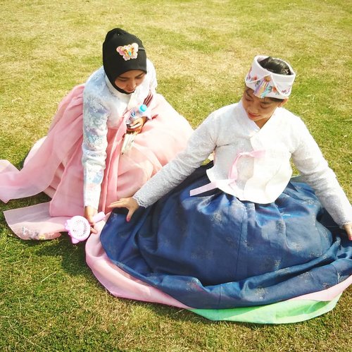 Helping each other is love~
.
Wearing Hanbok 
Hanbok is Korean Traditional Outfit~
One of best moment with friend~
.
Di bantu dayang Kerajaan benerin baju 🤣🤣
.
.
#luseechinstoryofkorea #hanbok #sahabatkorea #koreanculture #ootd #fashion #lifestyle #kfashion #kstyle #kbeauty #clozetteid #soconetwork #한복 #옷 #패션 #뷰티 #미인 #아름다운 #사극