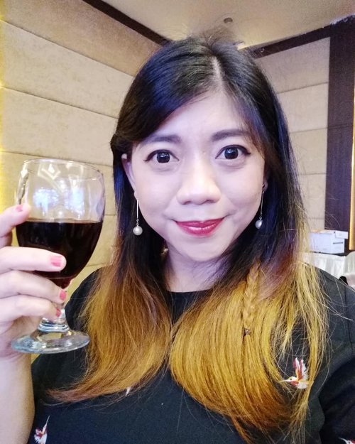 🍷
.
.
.
Hope can join #theateroftaste too 😍
.
.
.
#lifestyle #blogger #wine #redwine #all #occassion #event #lovely #clozetteid #SOCOnetwork #enjoylife