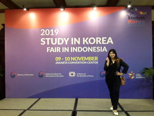 2019 Study in Korea Fair in Indonesia~.Dan diakhiri tanggal 10 November 2019. Event 2 hari ini di mulai dan di akhiri dengan berbagai acara seru juga~Pembukaan dengan speech dan pemotongan pita~Lucky draw berhadiah beasiswa juga cover dance dari siswa korea di Indonesia~.Seru banget dan luar biasa asik acara ini~...#kfestival2019 #luseechinstoryofkorea #Kpassport2019 #KFest2019IDJohayo #KFestival2019ID #sahabatkorea #instablogger #Korea #2019StudyinKoreaFairinIndonesia #StudyinKorea #StudyFair #KoreaEducationFair #KoreaStudy #clozetteid