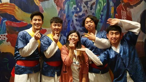 Keseruan foto bersama salmunori crew dalam Korea Culture Brand Festival~
.
Gokil2 dan seru2~ baik2 emang oppa2 nya .
#korea #koreacultutebrandfestival  #KFest2019IDJohayo #KFestival2019ID #Kpassport2019 #sahabatkorea #luseechinstoryofkorea #performance #kperformance #salmunori  #blogger #lifestyleblogger #lifestyle #enjoy #show #clozetteid