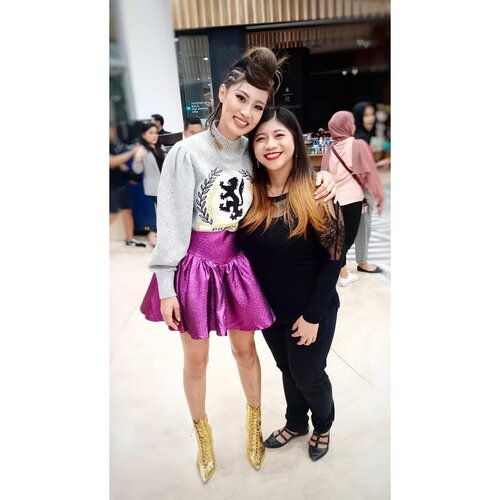 Foto bareng Super Model tuh menghasilkan penyesuaian agar full body 🤣Seru juga edit nya 🙈.Seru2an bersama Patricia Gouw 😘..#JFW2020 #ootdfashion #clozetteid #soconetwork #blogger #instablogger #fashion #model