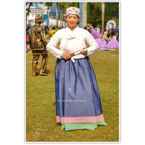 Minggu lalu saya dan 14 temen dari korea net honorary reporter dan sahabat Korea mengikuti karnaval Jakarta . Kami mewakili Korea Selatan mengenakan hanbok. Parade nya bertema International Culture...jadi ini kamiii 🙏🤣
.
.
.
#throwback #sunday #jakarnavaldki #hanbok #internationalculture #koreanculture #lifestyle #blogger #SOCOnetwork #clozetteid #ootd #fashion #kfashion #koreanculture #korea #luseechinstoryofkorea #luseechinsahabatkorea #soco