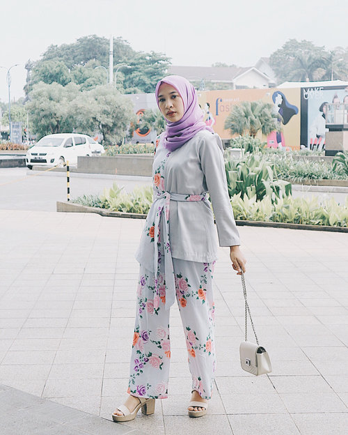 -Yeeeaaahh JFW Day 3. I feel so girly with this flowy outfit 💕.-#JFW2018 #JFWDay3 #Clozetters #Clozetteid #JakartaFashionWeek #FlowyTop #FlowyPants #hijabinspiration #bloggerlife #bloggerperempuan #bloggerindo #hijabinspired #style #pattern #flowerpattern #SCXIJFW2018 #streetstyle #hijabworld