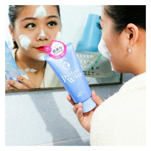 Fluff on face! ☁
.
Yayy! The no.1 loved and fluffiest facial foam from Japan is now available in Indonesia!
The foam is sooo bouncy, thick, and the texture is sooo smooth 👍
Also with a super mild and calming scent for an extra relaxation 😌
I can bury my face in this fluff all day 😂
.
Simply take out 1-2 cm on your foam net, add some drops of water and lather until you got that big fluff 😍
I've tried without foam net and it still lather well, but the foam doesn't turn out as big as using foam net
.
Let's join the fun using Senka Perfect Whip @stephy.tsai @jessicahyadi @fulinn95 @gadzotica @hincelois_jj ! You can purchase one at @sociolla using my voucher code SBNLARG7 for 50k off with minimum purchase 250k
.
.
.
#howbigisyourfoam #senkaindonesia #perfectwhipid @senkaindonesia #blogger #beautyblogger #clozetteid #indonesiablogger #indonesiabeautyblogger #beautybloggerindonesia #bloggerindonesia #beautybloggerid #sbybeautyblogger #surabayabeautyblogger #beautybloggersurabaya #bloggersurabaya #surabayablogger #sbyblogger #bloggerceria #beautyreview #bloggerperempuan #sociollablogger #sociollabloggernetwork #sociollabloggercommunity