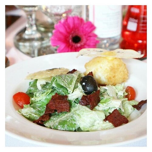 Sore begini inget makanan yang kemaren pas acara Bioderma di @domicilesby 😋
.
Buat appetizer, aku pilih Caesar Salad Classic. Bulet kuning di belakang itu telor, setengah mateng. Aku sukak telor setengah mateng, dipadu sama lapisan gurihnya, YUM!
.
Untuk main course aku pilih Pan Seared Barramundi. Aku pilih ikan biar makannya ngga nyangkut-nyangkut gigi, sama prefer lemak baiknya 😆
.
Dan buat dessert, aku pilih Chocolate Panacotta. Meskipun ngga suka doyan manis-manis, kalo uda coklat ya tetep mau 😄. Soft dan enak bangeeet!
.
.
#food #foodie #foodies #foodporn #instafood #foodgram #clozetteid #indonesiablogger #salad #caesarsalad #blogger #bloggerindonesia #panacotta #biodermainsby #biodermaxguardian #sbbxbioderma #domicile #domicilesby