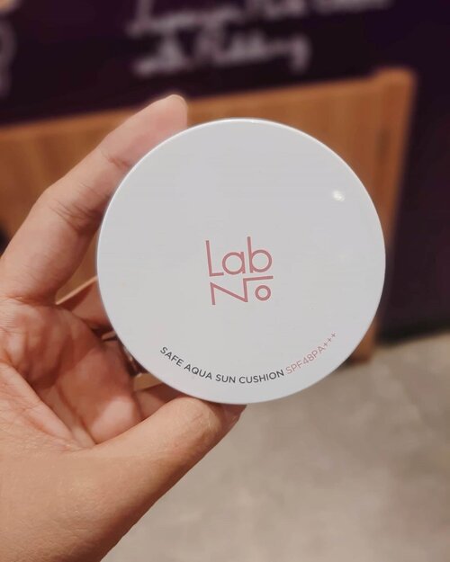 Produk yang wajib aku bawa 😊LabNo 4SP Safe Aqua SUn Cushion SPF 48 PA+++, selain melindungi kulit dari sinar UVA dan UVB, juga berfungsi seperti toneup cream yang tentu saja membuat wajah kita terlihat lebih cerah dan lembab.More review on my blog#labno #charisceleb #sunblock #sunscreen #reviewmakeup #beautybloggers #clozetteid @charis_celeb @labno__official