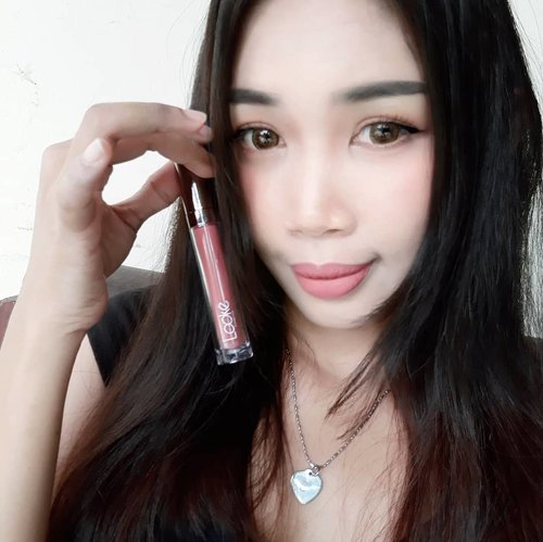 Blogged👄
Review Looke Cosmetics Holy Lip Series
Packagingnya elegan dan yang paling aku suka  Lip creamnya ringan, nggak bikin bibir kering dan pigmented.

@clozetteid @lookecosmetics 
#clozetteid #makeup#holylipseries #celebratingthenewyou #lookewetmakeuplook #clozetteidxlooke #clozetteidreview #mattelipstick #lipgloss #beautyblogger #motd #fotd #selfie