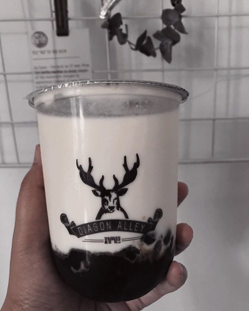 New foodblog update: Review Diagon Alley Bubble Cheese Tea.Maunya ngasih teaser tapi gamuat di kolom instagram....#clozetteid #listenindadailyjournal#foodporn #bagel #photography #bloggerperempuan #shortstories #aesthetic #slowliving #minimalist #whiteaddict #inspiremyinstagram #aestheticphotography #whiteaesthetic #flatlay #myeverydaymagic #theartofslowliving #fromabove #mybeigelife #darlingmoment #ofsimplethings #simplethingsmadebeautiful #coffee #onthedesk #solitude #foodphotography #foodblogger