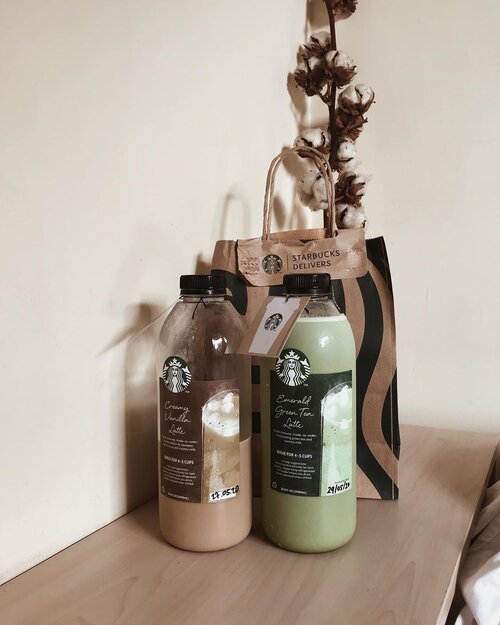 Bersamaan dengan post ini saya merasa sudah waktunya ganti tone feeds..Dan bersamaan dengan post ini, saya masih belum sempat bikin tulisan soal mobile photo editing 😅.Kenapa objek ini layak masuk feeds?It’s pretty unusual to get Starbucks in 1 litre bottle size. Kayaknya malah cuma ada di negara kita doang..P.S. Starbucks size 1 liter yang diluar dugaan ternyata untuk belinya cukup merepotkan, harus melototin aplikasi ojek online setiap jam untuk memastikan stock tersedia.Siangan dikit out of stock, pikir-pikir dikit out of stock. Sungguh belanjaan yang kompetitif 🙃.Beli dua karena voucher diskon yang berlaku untuk semua alat pembayaran. Ada yang bilang kalau take away sendiri malah bisa dapet buy 1 get 1..Bukan ide yang buruk untuk teman WFH....#clozetteid #listenindadailyjournal#foodporn #bagel #photography #bloggerperempuan #shortstories #aesthetic #slowliving #minimalist #whiteaddict #inspiremyinstagram #aestheticphotography #whiteaesthetic #flatlay #myeverydaymagic #theartofslowliving #fromabove #mybeigelife #darlingmoment #ofsimplethings #simplethingsmadebeautiful #coffee #onthedesk #solitude #foodphotography #foodblogger