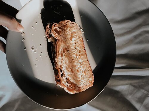 Mulai makan sourdough kurang lebih 3-4 bulan terakhir. Apapun pola makan hits diluaran, no carbs, no party 😂 I love bread so much! .
.
Pertama kali makan sampe muka mengernyit karena rasa yang beda dari roti sejak gigitan pertama. Jadi rasanya tuh asam karena nggak pakai gula dan ada sedikit asinnya. Lama-lama doyan dan makan terus sampai sekarang, apalagi kalau udah nyoba-nyoba diolah macem-macem.
.
.
Biasanya tiap habis makan roti, meskipun roti gandum saya ngerasa bloating. Tapi makan ini engga, felt like I can digest well those bread. .
.
Apa aja karena terbiasa jadinya ngaruh ya, jadi kalau makan roti atau cake saya sekarang suka ngerasa standar konsumsi saya sama gula lebih turun lagi. Sering ngerasa kemanisan, ada rem otomatis yang bikin jadi makan sedikit roti/cake manis udah ngerasa harus stop. Karena satisfying effect-nya dirasa udah cukup. Kalau diterusin lagi eneg.
.
.
.
Ada yang suka makan sourdough bread juga?
.
.
.
.
#clozetteid #listenindadailyjournal
#travelphotography #photography #bloggerperempuan #shortstories #aesthetic #slowliving #minimalist #whiteaddict #inspiremyinstagram #aestheticphotography #whiteaesthetic #flatlay #myeverydaymagic #theartofslowliving #fromabove #mybeigelife #darlingmoment #ofsimplethings #simplethingsmadebeautiful #coffee #onthedesk #solitude #foodphotography #foodblogger