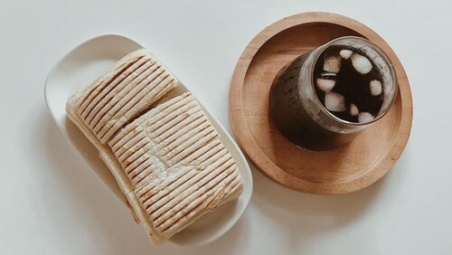 Padahal lagi adem dan menyenangkan hawanya, tapi tetep aja doyan minum es 🧟‍♀️..Ngomong-ngomong kalau masuk Starbucks pada suka pesen kue apa? Saya suka makanan Starbucks soalnya meskipun harga diatas kue-kue di cafe pada umumnya, tapi rasanya sejauh ini nggak pernah mengecewakan..Ada makanan yang masuk list all time favorite, ada juga yang seasonal, ya ada juga sih yang mahal doang tapi B aja... tapi kan nggak banyak..Saya baru update review beberapa jenis makanan Starbucks di blog http://nindarahadi.com.Baru beberapa kue yang ditulis biar nggak kepanjangan sih, kalau banyak yang suka nanti ditulis part berikutnya 😉............#clozetteid #listenindadailyjournal#photography #bloggerperempuan  #aesthetic #slowliving #minimalist #whiteaddict #inspiremyinstagram #aestheticphotography #whiteaesthetic #beigeaesthetic #myeverydaymagic  #theartofslowliving #fromabove #mybeigelife #darlingmoment #ofsimplethings #simplethingsmadebeautiful #naturephotography #travelphotography #vsco #ecofriendly #minimal #plants #minimalism #minimalphotography #minimalliving