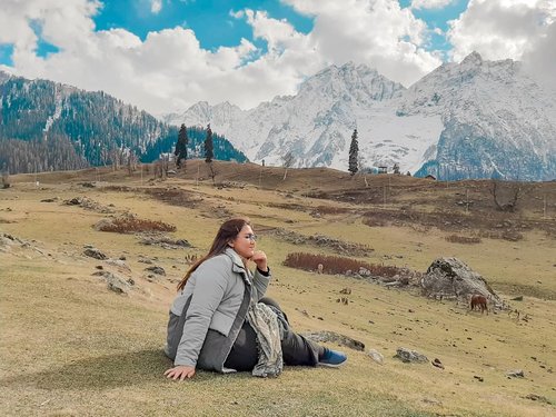 Kangen mikir sambil duduk di kelilingi pegunungan himalaya yang baru aja turun salju wkwkwkwk i really miss traveling :(

Ini pose belom siap anyway ckck
.
.
.
.
.
.
.
.
.
.
#khansamanda #kashmir #sonamarg #wonderful#beautifuldestinations #gulmarg #pahalgam
#khansamandatraveldiary #travel  #travelphotography#travelblogger #indonesiatravelblogger #travelgram#womantraveler #travelguide #travelinfluencer #india#explorekashmir #visitkashmir #explorepage #clozetteid #clozetteambassador #tiktokindonesia #tiktokannettv #foryou #explore #100haringontenwithibc