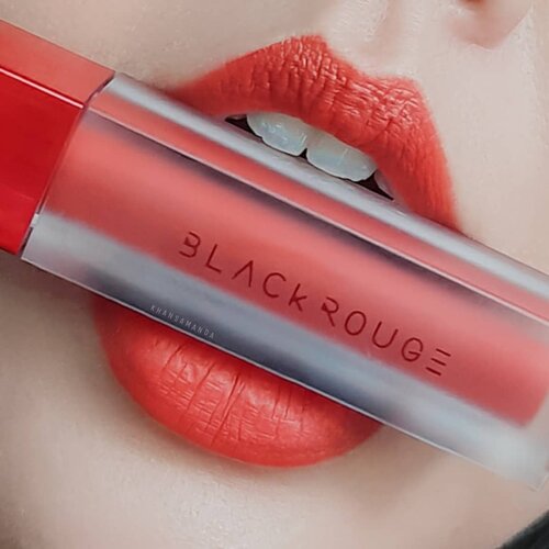 One of my fav lipstick rightnow! @blackrouge_id airfit velvet seri the red -  Ini yg gue pakai nomor A02.. to do point aja sih.. gue suka lipstik ini emg karena ringan parah di bibir.. hasilnya matte tp ga bikin kering.. pigmentasi oke, warna oke banget.. kemasannya juga simple.. cuco buat dibawa kemana mana❤ anyway, seri ini ngeluarin 7 warna yg bs kalian pilih❤Bisa cek dan beli di http://www.hicharis.net/khansamanda.....@hicharis_official @charis_indonesia @charis_celeb @blackrouge_id #charis #hicharis #charisceleb #blackrougeairfitvelvet #blackrouge