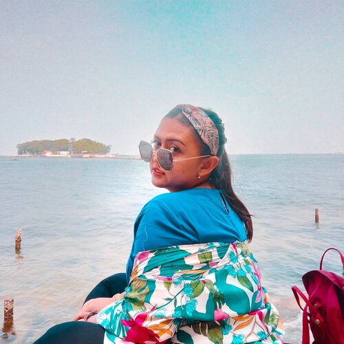 Ku lari ke pantai~~Ku makan es kelapa~~Ku makan segalanya~~Karena aku lapar~~ #khansamanda #khansamandatraveldiary#clozetteid #wonderful #beautifuldestinations#travel #travelphotography #travelblogger#indonesiatravelblogger #travelgram#womantraveler #travelguide #travelinfluencer#travelling #wonderful_places #indtravel#indotravellers #bestplacetogo #seetheworld#solotravel #ootdplussize #ootdbigsize#plussizeindonesia #plussizefashion #kelorisland#pulaukelor #jakarta