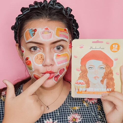 Malam minggu saatnya maskeran pake masker paling gemesh dari @maskeraidebeauty 😍Jujur sih, ini masker gemes banget.. Ga pernah nemu masker se unik ini sebelumnya.. @maskeraidebeauty sweet retreat ini adalah mini sheet mask yg terpotong jadi 12 bagian dengan gambar gambar lucuu.. Di slide ke 3 kalian bisa liat, itu pas di keluarin dia bentuknya kaya buku stiker gitu.. tinggal kita copot copotin aja terus tempel ke wajah..Ini essence nya super banyaak sumpeeh.. essence sisanya gue bisa pakai ke leher, tangan dan kaki saking banyaknya..Masker ini bagus untuk bikin kulit kita dingin dan lembab.. Dipakainya enak, sama seperti pakai sheetmask biasa, cuma bentuknya aja lebih unik😍Produk ini bisa kalian beli di hicharis.net/khansamanda @charis_indonesia @charis_celeb @hicharis_official @maskeraidebeauty  #hicharis #charisceleb #charis #maskeraide ....#clozetteid #khansamanda