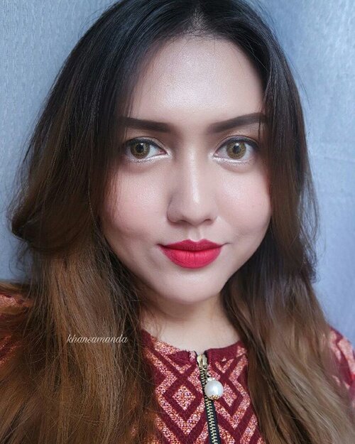 Red lips 💋

Makeup used :
- Monistat Complete care chafing relief powder gel
- Kryolan supracolor natural beige
- @laneigeid bb cushion pore control
-@nyxcosmetics_indonesia refine and define powder foundation - @jussmiss_id eyebrow pencil coklat
- @nyxcosmetics_indonesia tame and frame brow pomade espresso
- @urbandecaycosmetics brow tamer dark - @sephoraidn medium bag palette
- @silkygirl_id gel liner pure black
- @maybelline magnum barbie mascara - @elfcosmetics disney elsa beauty book palette snow queen highlighter
-@nyxcosmetics_indonesia cream blush
- @makeoverid contour kit - @wardahbeauty lip matte 01 - softlens : @freshkonindonesia colors fushion warm hazel

#clozetteid #clozetteambassador #khansamanda #beautyblogger #blogger #makeup #bblogger #beautybloggerid #makeupartist