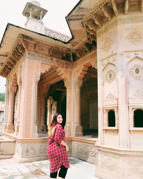 This place is so incredible..💕💕
Tapi panas banget..
.
.

Tempat ini namanya Maharaja Sawai Man Singh. Terletak di Jaipur - India.

Harga masuk nya : 30,000 IDR

Kalau kesini, naik tuktuk pilihan terbaik deh..karena lewat jalan jalan kecil rumah warga gitu heheheh

#clozetteid #khansamanda #khansamandatraveldiary #jaipur #india #exploreindia #ootdbigsize #travel #travelersnotebook #travelphotography #travelblogger #temple #palace #oldjaipur #womantraveler #backpacker