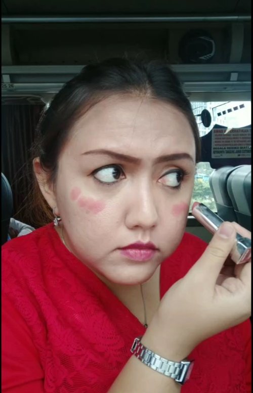 Hai gaiss.. mau ke bandara terus belum makeup an akhirnya makeupan aja di bus.. walau goyang goyang yg penting selesai wkwkwkwproduct detail menyusul...........#clozetteid #khansamanda #makeuptutorial #makeupdibus #tiktok #tiktokindonesia #makeupburuburu #makeuplook #tiktokindia #trending #igtv #dandancantik #dagelan #awreceh #9gag #ivgbeauty