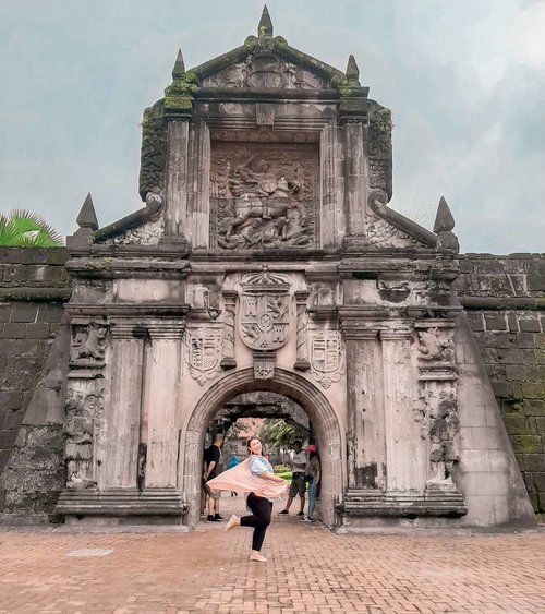 Fort Santiago, Manila 🇵🇭 Salah satu tempat wisata yang harus di kunjungi saat berwisata ke manila adalah Fort Santiago..Letaknya di Intramuros, Manila.Harga tiket masuknya kalau ngga salah sekitar 75 PHPAnyway, pas foto ini lagi hujan.. jadi org org pada neduh belakang gue wkwkwkwkwkw .......#khansamanda #Philippines #manila #wonderful#beautifuldestinations #khansamandatraveldiary #travel  #travelphotography#travelblogger #indonesiatravelblogger #travelgram#womantraveler #travelguide #travelinfluencer #travelling  #wonderful_places #indtravel #indotravellers#exploreindonesia #bestplacetogo #seetheworld#solotravel  #clozetteid #fortsantiago