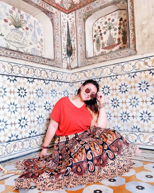 Happy Independence day #India! This photo taken at Tomb of I'timād-ud-Daulah - Agra! Cant believe ive been there 💕.......#clozetteid #khansamanda #khansamandatraveldiary #wheninindia #agra #india #exploreindia #ootdbigsize #travel #travelersnotebook #curvygirl #travelphotography #travelblogger #temple #palace #tajmahal #womantraveller #backpacker #indotravellers #asia #india #visitindia #travelblogger #explore #travelgram #travellights #worldtravel #travelblogger #instatravel #wonderfulindia #india #babytaj #tombofitimaduddaulah