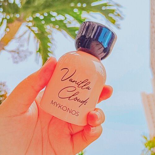 🧴 MY NEW FAV PERFUME 🧴Kayanya ini parfum Vanilla yang ter-enak yang pernah gue coba deh 💕😍 luv @officialmykonos 💕Seperti yang udh gue bilang, gue lagi jatuh cinta bgt sama parfum ini! Huuu 5 stars! Its just PERFECT!!! ✨ Top Notes : Vanilla, Heliotrope, White Floral Accord✨ Middle Notes : Vanilla, Marshmallow, Iris✨ Base Notes : Caramel, White Musk, Vanilla. Review Pemakaian :💕 Super duperly in love with this perfume! Super creamy, sensual, sexy, glamour, luxury! Omg all in one ni wangi asli! 💕 Wangi vanilla nya kuat tapi ga bikin eneg sama sekali. Projectionnya kuat dan menurut gue utk harga dibawah 100k ini worth it bgt bgt sih! Formulanya bagus bgt👌🏻💕 Opening nya super warm, cozy feeling, dipeluk sama wangi marshmallow yang lembut dan caramel yg bikin ngilerrr saking enak wanginya! Rasanya kaya lg di negeri awan sambil makan dessert super enak🤤💕 Fyi, gue tipe orang yg kalau pake parfum tuu jarang spray ke baju krn takut nge stain, tp kemaren gue coba spray ke baju dan mukena aman bgt guys! Ga ninggalin noda sama sekali 👌🏻💕 Klaim mereka bs tahan 5-6 jam, tapi jujurly di gue ini bisa tahan 8-10 jam, masih kecium wanginya! Over all, THIS IS A SUPER YASHHHH FOR ME!5 STARS ⭐⭐⭐⭐⭐Saran gue kalau mau beli ini olahraga jempol dulu gess soalnya cepet cepetan wkwk 😝 asli harus war cuy krn se laris itu! Siapa cepat dia dapat! Cuss bisa beli di Shopee mereka yaa sblm kehabisan! 💕💕