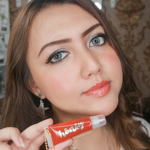 Ini kemaren pas gue story story manja, pada salfok banget sm lip gloss gue..
Ini gue pakai lip gloss dari @honeygloss_id anyway..😜🤪 Review yuk :
🥰 lip gloss ini warnanya merah peach tp natural gitu pas di pakai. Cantik banget
😍 ada wangi buah dan bunga enak gitu
🥰 pas di aplikasi sama seperti lip gloss lain,ada rasa lengket ya pasti cuma ga lama rasa lengketnya itu.. nyaman di bibir.. ga berat..
🤩 ini lip gloss tahan lama loh lumayan, ngga crack setelah beberapa lama di pakai
🥰 bibir jadi glossy dan plumpy gitu.
😍 pas di gunain ga ada rasa perih, panas, dll
🤩 produk lokal ya ceuu.. gampang di cari dan murah
🥰 ini isinya super banyaaak.. So far sih gue suka yaa sama lip gloss dari @honeygloss_id ini karena emang superb sih di bibir gue🤩🤩
.
.
Handled by @hoi.management
.
.
.
.
.
.
.
.
.
.
.
.
#clozetteid #femaledailynetwork #khansamanda#sociollabloggernetwork #theshonetinsiders#beautybloggerid #beautybloggerindonesia#indobeautyvlogger #indobeautysquad#100haringontenwithibc #beautyblogger #beautysocietyid#clozetteambassador #beautyinfluencer#ivgbeauty #cchannelbeautyid #rahasiacantik#beautynesiaid #beautynesiamember #honeygloss #lipgloss #lipstick