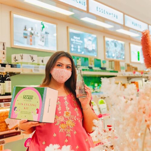 Pas jalan jalan ke Cibinong City Mall kemarin, ternyata ada Sociolla Store.. Yaudah akhirnya sekalian mampir buat belanja belanja keperluan kulit gue pas puasa nanti.. ❣️❣️Nah ternyata, lagi ada Fun Fasting Bundle Promo nih yang terdapat dalam 5 pilihan yg bisa di pilih.. dan harganya jadi murah banget. Bundle yang gue beli itu bundle yang isinya DHC eyepatch, AHC eyecream for face dan MEDIHEAL sheetmask yang harganya dari 328ribuan jadi cuma 229ribu aja.. hihi udh gitu kita dapat pink box dengan sleeve cantik + greetings card nya juga + dapet aqua reflection x sociolla yg limited edition itu.. berasa dapet hampers cantik hihi.. 😍😍Seneng banget bisa belanja cantik di Sociolla Store sebelum puasa ini! Kalian jangan kelewatan fun fasting bundle nya yaa! Cuss ke sociolla store terdekat dari tempat kalian! ✨✨Belanja cantik pasti di Sociolla!@sociolla #sociollahaul #belanjacantikpastisociolla