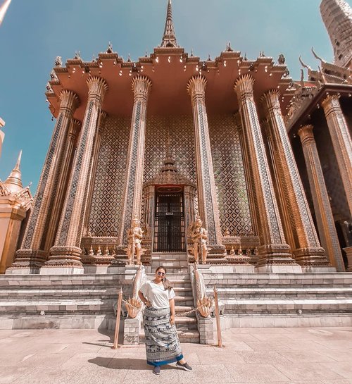 Happy sunday!❤❤
Jangan lupa piknik 😝😝
.
.
.
.
.
.
.
.
.
.
.
.
.
#khansamanda #thailand #bangkok #wonderful #beautifuldestinations 
#khansamandatraveldiary #travel  #travelphotography #travelblogger #indonesiatravelblogger #travelgram #womantraveler #travelguide #travelinfluencer #travelling  #wonderful_places #indtravel #indotravellers #explorethailand #bestplacetogo #seetheworld#solotravel  #clozetteid #grandpalacebangkok #likeforlike