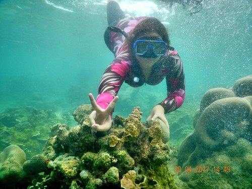 Berkunjung ke negeri bawah laut 😍🐚🐟🐬⚓⛵🏄
.
.
.
.
.
.
.
.
.
.
.
#clozetteid #clozetteambassador #khansamanda #khansamandatraveldiary #sea #pulaupari #snorkeling #pulauseribu #explorejakarta #exploreindonesia #beach #girls #travel #beautifuldestinations #indonesia