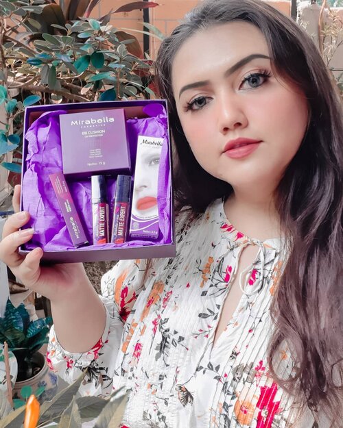 Happy birthday once again for @martha_tilaar yang ke 50 ! Bener bener ga kerasa yaa .. produk produk dari @martha_tilaar udh menemani kecantikan wanita Indonesia selama 50 tahun ini! Makin sukses dan berkembang @martha_tilaar !!!❤Nah salah satu produk makeup dari @martha_tilaar yang gue pakai dari dulu adalah produk produk dari @mirabellacosmetics .. nah, dalam rangka merayakan ultah ke 50, seneng banget nii gue dpt hampers dari @mirabellacosmetics Disini gue dapat :1. Mirabella bb cushion nomor 02 natural beige : di gue nomor 02 ini agak gelap.. tp sumpah kalo kalian punya kulit kuning langsat bakal demen nih sama cushion nomor 02  ini.. coveragenya mantul banget cuy. Parah!2. Lip cream matte expert nomor 01 & 05 : ringan banget di bibir3. Moisture matte lipstick4. Colorfix lipstickAnyway, kalau kalian mau beli juga bisa langsung cek ke shopee nya @mirabellacosmetics yaa krn lg banyak diskon menarik lohhh! Cuss kepoinOnce again, happy bday @martha_tilaar ❤#50yearsbeautyjourney #marthatilaargroup #beautywithaction @martha_tilaar @mirabellacosmetics #ibcxmirabellacosmetics