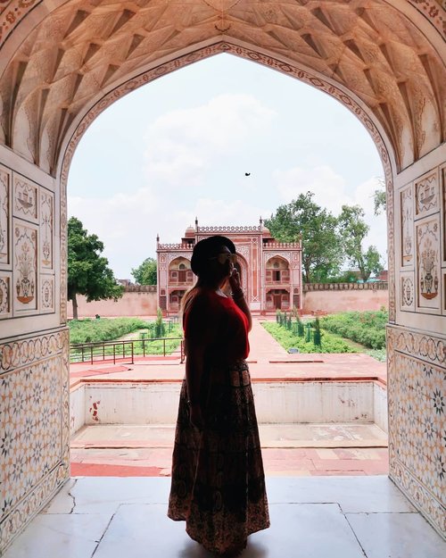 Silhouette 👣🕴
.
.
.
.
.
.
.
#clozetteid #khansamanda #khansamandatraveldiary #wheninindia #agra #india #exploreindia #ootdbigsize #travel #travelersnotebook #curvygirl #travelphotography #travelblogger #temple #palace #tajmahal #womantraveller #backpacker #indotravellers #asia #india #visitindia #travelblogger #explore #sareeindia #travelgram #travellights #worldtravel #travelblogger #instatravel #wonderfulindia #india #babytaj #tombofitimaduddaulah