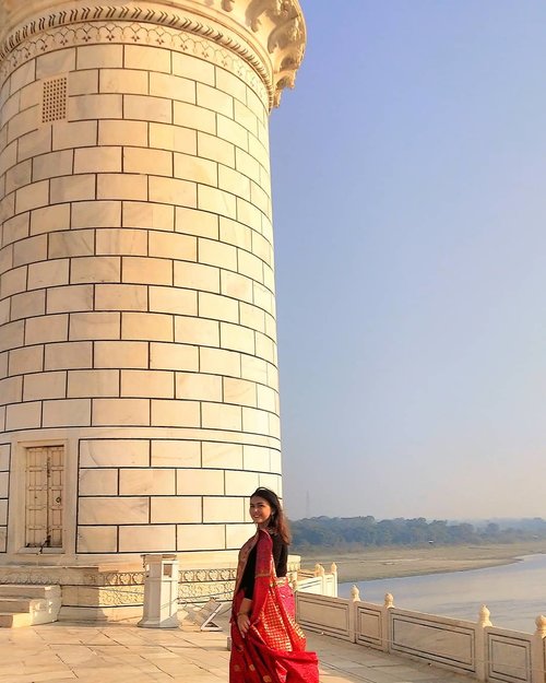 Minggir.. Tuan putri mau lewat wkwkwkwkwk 😂😂😂 Red saree always looks perfect ❤😍
.
.
.
.
.
.
.
.
#khansamanda #agra #india #visitindia #wonderful #beautifuldestinations 
#khansamandatraveldiary #travel  #travelphotography #travelblogger #indonesiatravelblogger #travelgram #womantraveler #travelguide #travelinfluencer #travelling  #wonderful_places #indtravel #indotravellers #exploreindia #bestplacetogo #seetheworld #solotravel #tajmahal #clozetteid