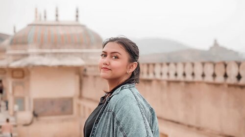 Dah lama ga ngepost.. Do u miss me? 😆😆
Sang ratu sedang menunggu pangeran di ketinggian. Lol. 
Ini diatas Amer fort.. Untung adem.. .
.
.
.
.
.
.
.
#khansamanda #jaipur #india #visitindia #wonderful #beautifuldestinations 
#khansamandatraveldiary #travel  #travelphotography #travelblogger #indonesiatravelblogger #travelgram #womantraveler #travelguide #travelinfluencer #travelling  #wonderful_places #indtravel #indotravellers #exploreindia #bestplacetogo #seetheworld #solotravel #amerfort #clozetteid