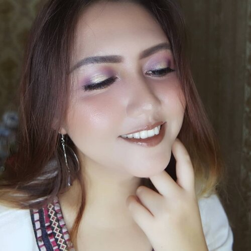 Closer look ! Jan kaget qaq.. ini hasil recreate makeup look @tasyafarasya namun gagal 🙃🙃🙃
.
.
.
perlu jabarin products detail nya ga sih? 
yg jelas buat matanya pake
@mizzucosmetics x @tasyafarasya yg sunset palette, @maxfactorindonesia eyeshadow palette, sama @lakmemakeup drama stylish eyeshadow crayon heheheheh💕💕💕
.
.
.
.
.
.
.
.
.
.
#clozetteid #khansamanda #beautynesiamember #bloggermafia #beautybloggerindonesia #tampilcantik #xmakeuptutsx #eyeshadow #makeuplook #tasyafarasya