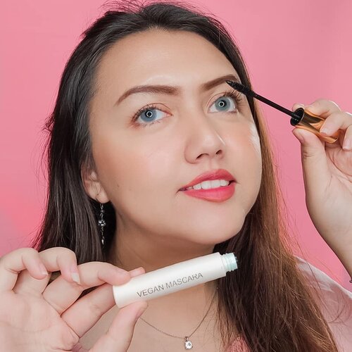 Looking for a vegan mascara?? well @mecret  vegan washable mascara is the answer!Udah coba produk ini selama 2 minggu dan ini adalah review gue : ⭐ mascara yang ringan saat dipakai⭐ ngga gumpal di bulu mata⭐ melentikan only ya guys menurut gue⭐ bagus kalau kalian suka eyelook natural dengan bulu mata yg lentik, try this!⭐ mudah di bersihkan, tapi ga smudge di mata yang berminyak sekalipun⭐ ITS VEGAN 💯kalian bisa beli produk ini di hicharis.net/khansamandaapa ada yg udh coba juga? atau malah kalian jd pengen coba? xixixi@charis_indonesia @charis_celeb @hicharis_official @mecret #charis #charisceleb #hicharis #mecretveganmascara ....#clozetteid #khansamanda #khansamandareview