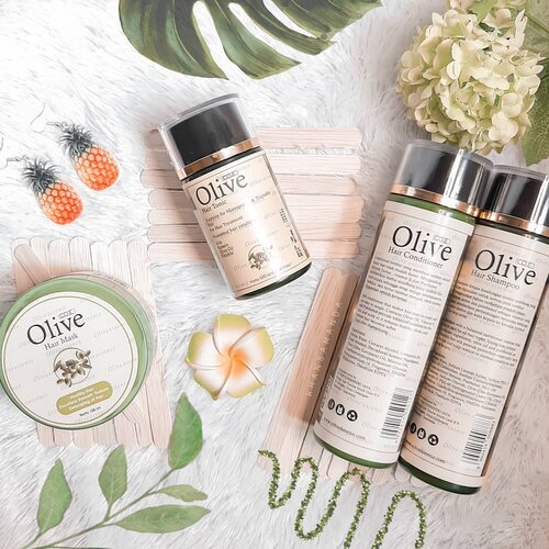 Been using @oliveshampoo.id for 3 weeks and i love the results sooo muchh🤩🤩🤩 Yuk kita bahas sama sama tentang si @oliveshampoo.id ini guys.. 1. Shampoo :
Wanginya shampoo ini enak banget..wangi olive yg soft tp tahan lama di rambut.. pas di pakai busanya ngga terlalu berlebihan.. bikin rambut wangi.. efek pemakaian rutin yang gue rasakan, rambut gue jadi ngga gampang patah, rontoknya berkurang banget, ngga ketombean dan ngga lepek sama sekali.
.
.
2. Conditioner :
Conditionernya wanginya sama tapi lebih strong daripada shampoonya.. teksturnya sama dengan conditioner pada umumnya.. rambut pas di bilas jadi terasa lembut bangettt asli.. dan setelah kering rambut jadi halus, gampang di atur dan jatuh banget.. rasanya enteng banget sumpah..
.
.
3. Hair mask:
Nah hair masknya ini lebih strong lagi wanginya daripada shampoo dan conditionernya.. lumayan tahan lama jadinya di rambut.. nah hair mask ini efeknya hampir sama dengan si conditioner yaa.. cuma emang lebih lama aja efek efek tersebut bertahannya setelah masker rambut ini.. .
.
4. Hair tonic :
Hair tonic nya wanyinya sama kaya shampoo nya, soft, ngga nusuk hidung dan enak banget.. di kepala tuh dingin gitu pas di pakai..biasanya gue pakai saat rambut gue setengah basah.. ini bikin akar rambut jadi kuat..makanya rontok berkurang.. terus ini juga ga bikin rambut berminyak kok.. jadi buat kalian yg punya masalah sama rambut berminyak ga ush takut pake hair tonic ini..aman bozzz.. .
.
Produk ini sudah terdaftar di BPOM yaa guys.. jadi aman untuk di gunakan! 😁
.
.
So far gue seneng sih sama @oliveshampoo.id ini karena emang manfaatnya super kerasa setelah pemakaian rutin. Biasanya kalau rambut gue ga cocok sama haircare, dia langsung keras kaya sapu ijuk..tp pas pake @oliveshampoo.id ini malah jd super haluss.. DAEBAAAAKK!!!! 💚💚💚💚💚 MUST TRY SIH💯 .
.
.
.
.
.
.
.
.
.
#clozetteid #femaledailynetwork #khansamanda #sociollabloggernetwork #theshonetinsiders #beautybloggerid #beautybloggerindonesia #indobeautyvlogger #indobeautysquad #100haringontenwithibc #beautyblogger #beautysocietyid #clozetteambassador #beautyinfluencer #ivgbeauty #cchannelbeautyid #rahasiacantik #beautynesiaid #beautynesiamember